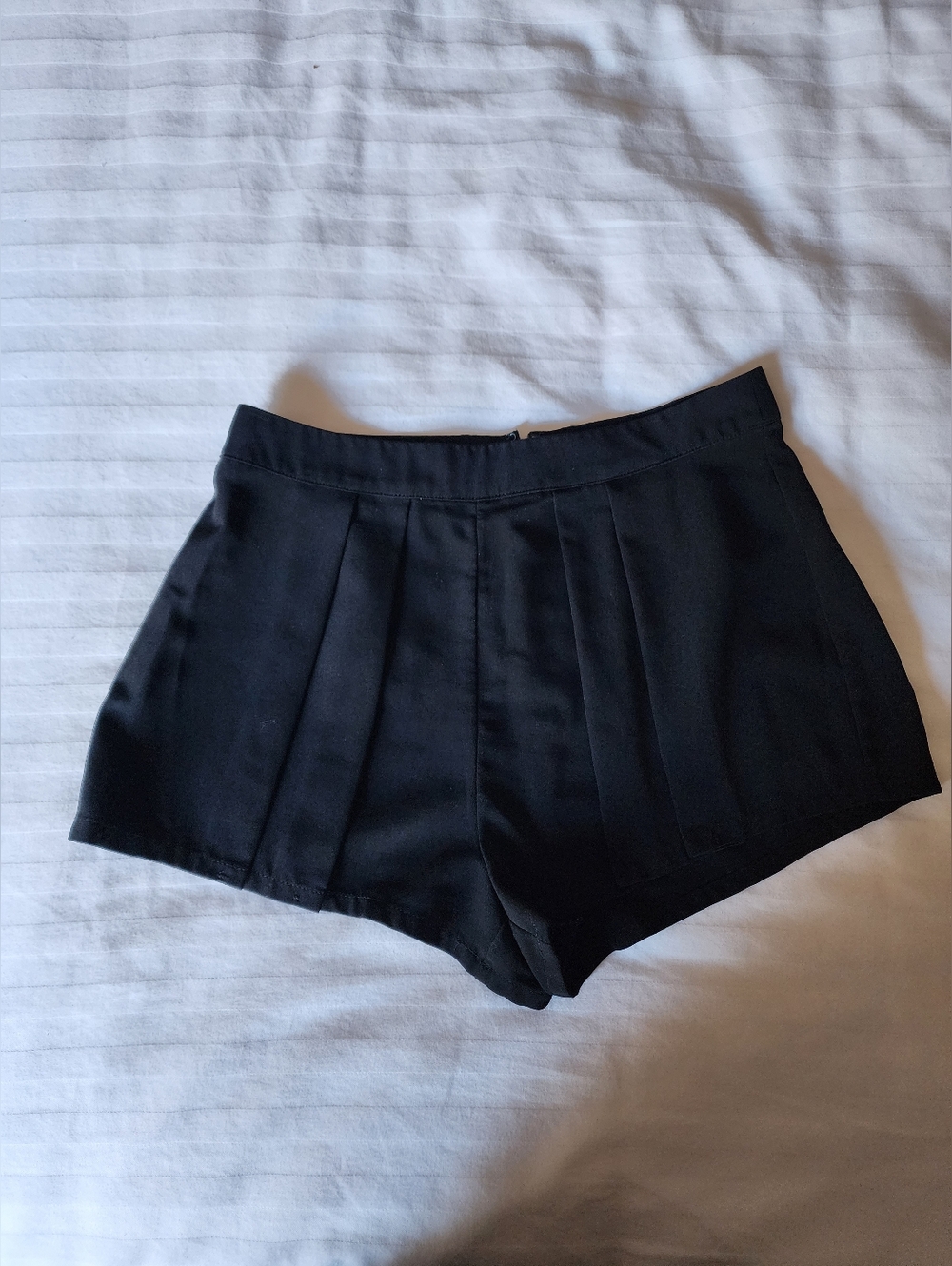 H&M Black High-Waist Pleated Shorts Size Medium